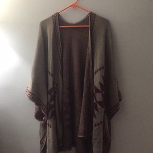 Trendy mocha geo button up ruana - super soft!